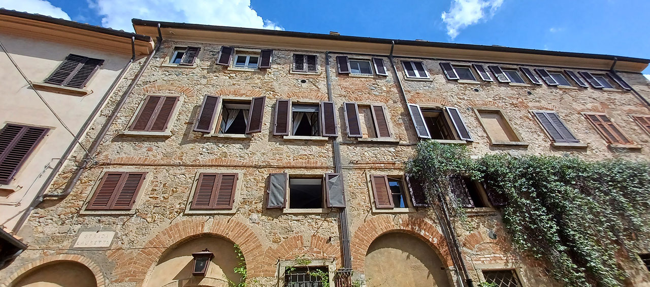 L’UOMO CHE ripopolò un’intera città e l’infinito viale dei cipressi